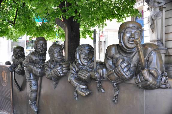 Escultura em frente ao Hall of Fame dedicado ao esporte nacional, o Hockey sobre gelo, em Toronto, no Canadá